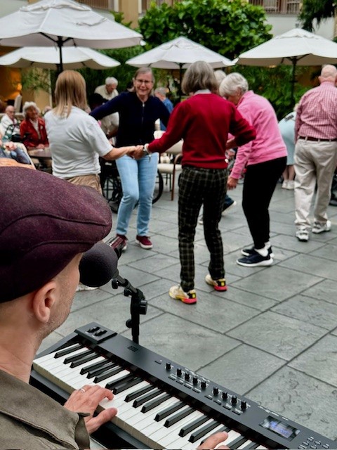 people dancing to piano music